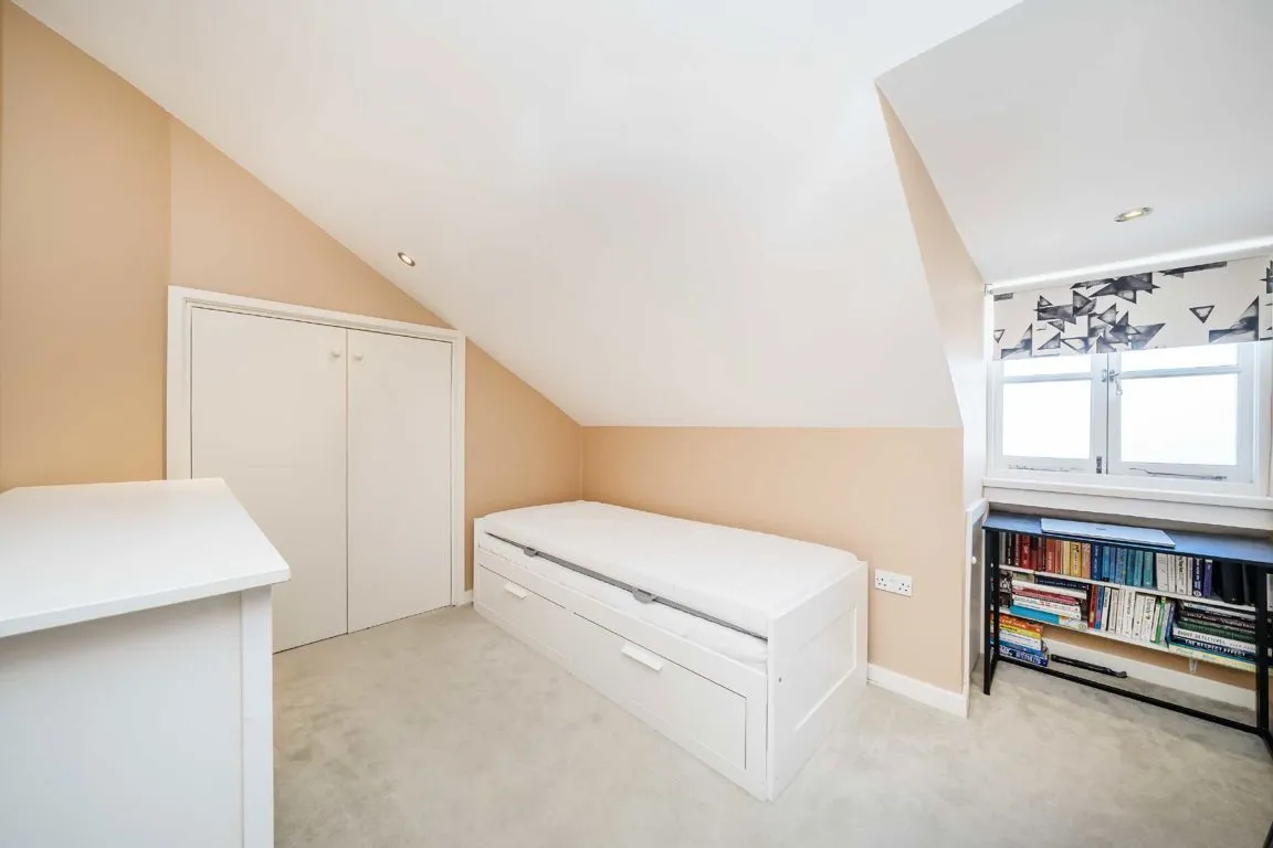 High Street, TW12, photo 6