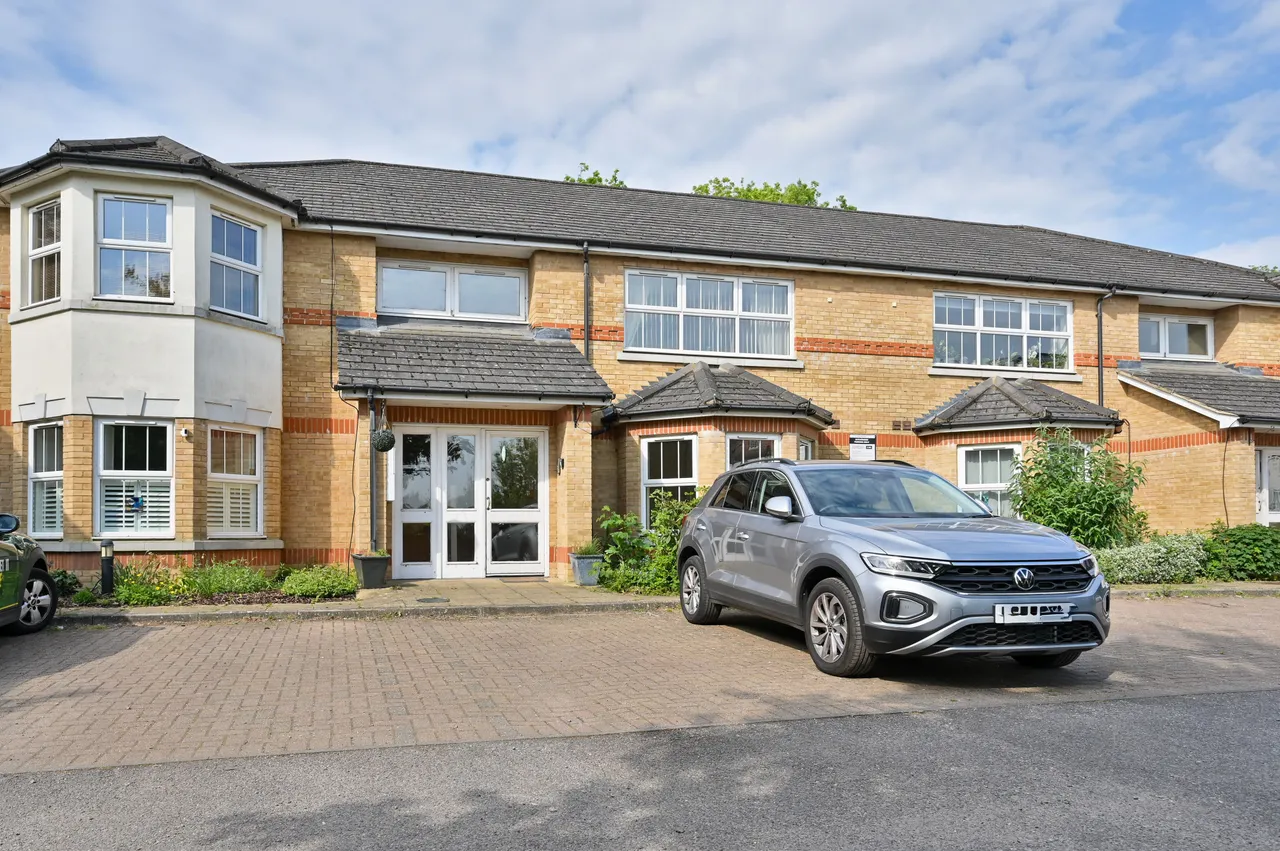 2 bed flat for sale, Watford, WD24