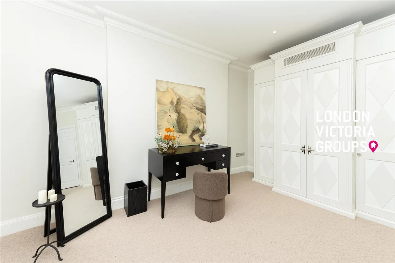 Trevor Place, London, photo 25