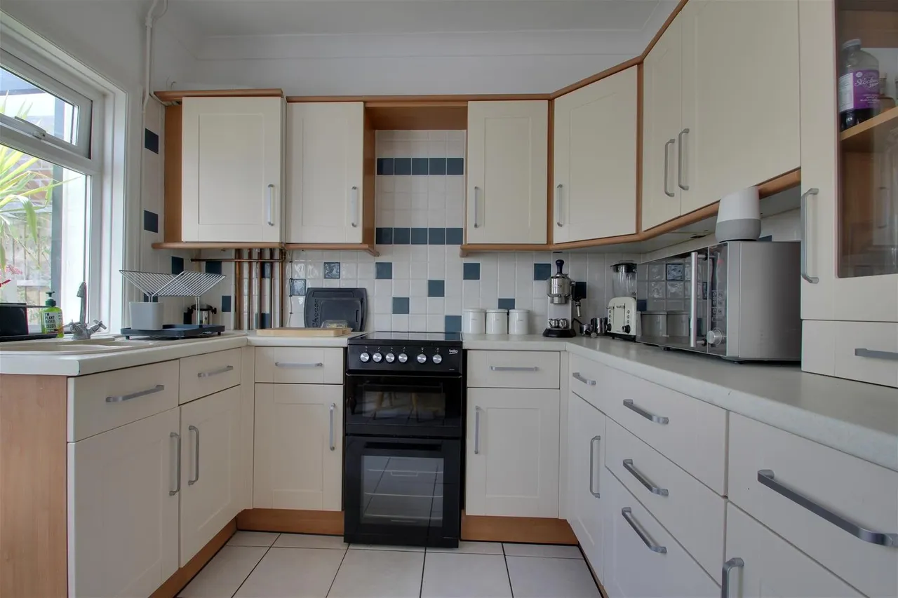 Leigh Road, Worthing, photo 12