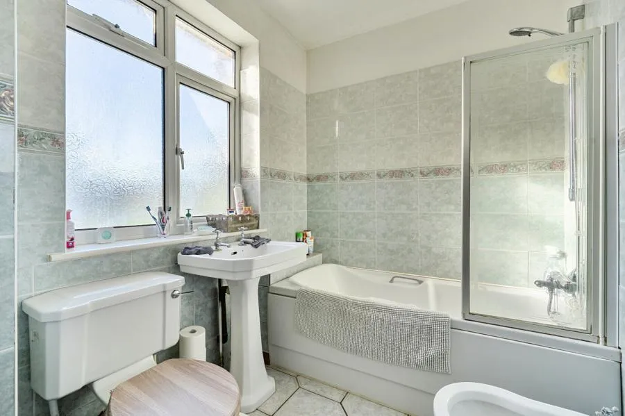 Bagshot Road, Knaphill, GU21, photo 12