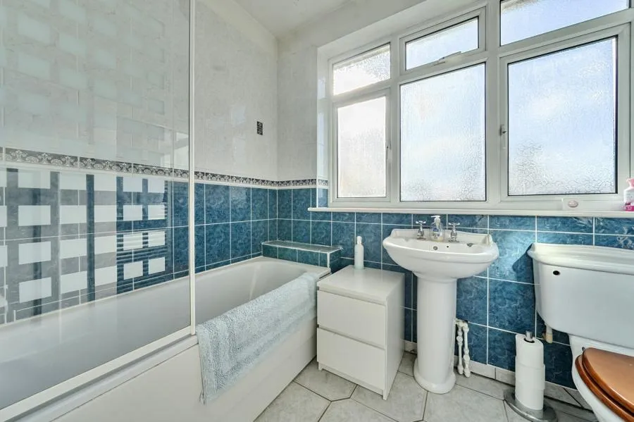 Bagshot Road, Knaphill, GU21, photo 16