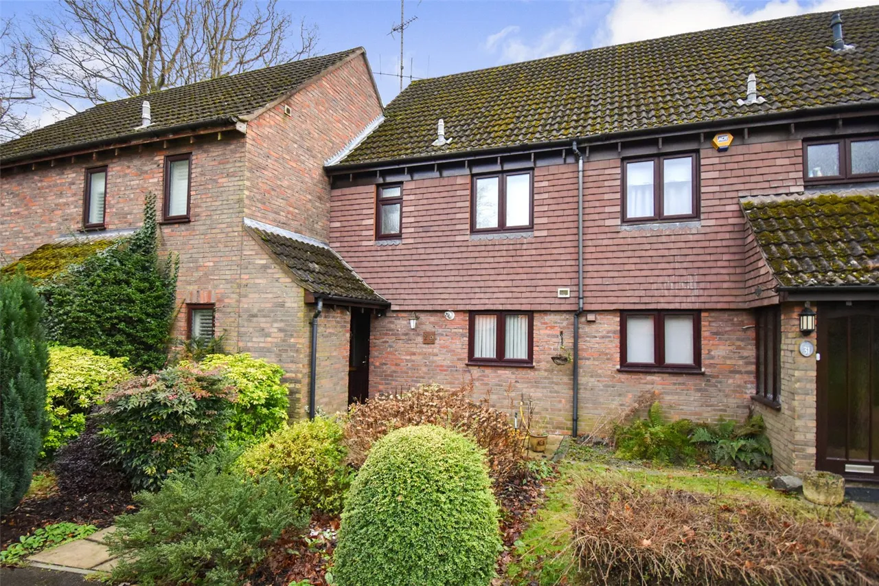 2 bed house for sale — Clare Mead, Rowledge, Farnham, Surrey, GU10 4BJ