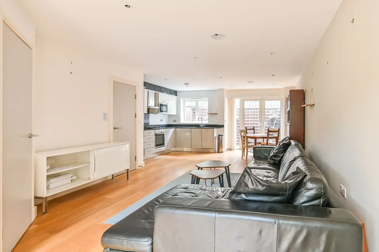 4 Laurel Mews, Harbour Road, London, photo 2