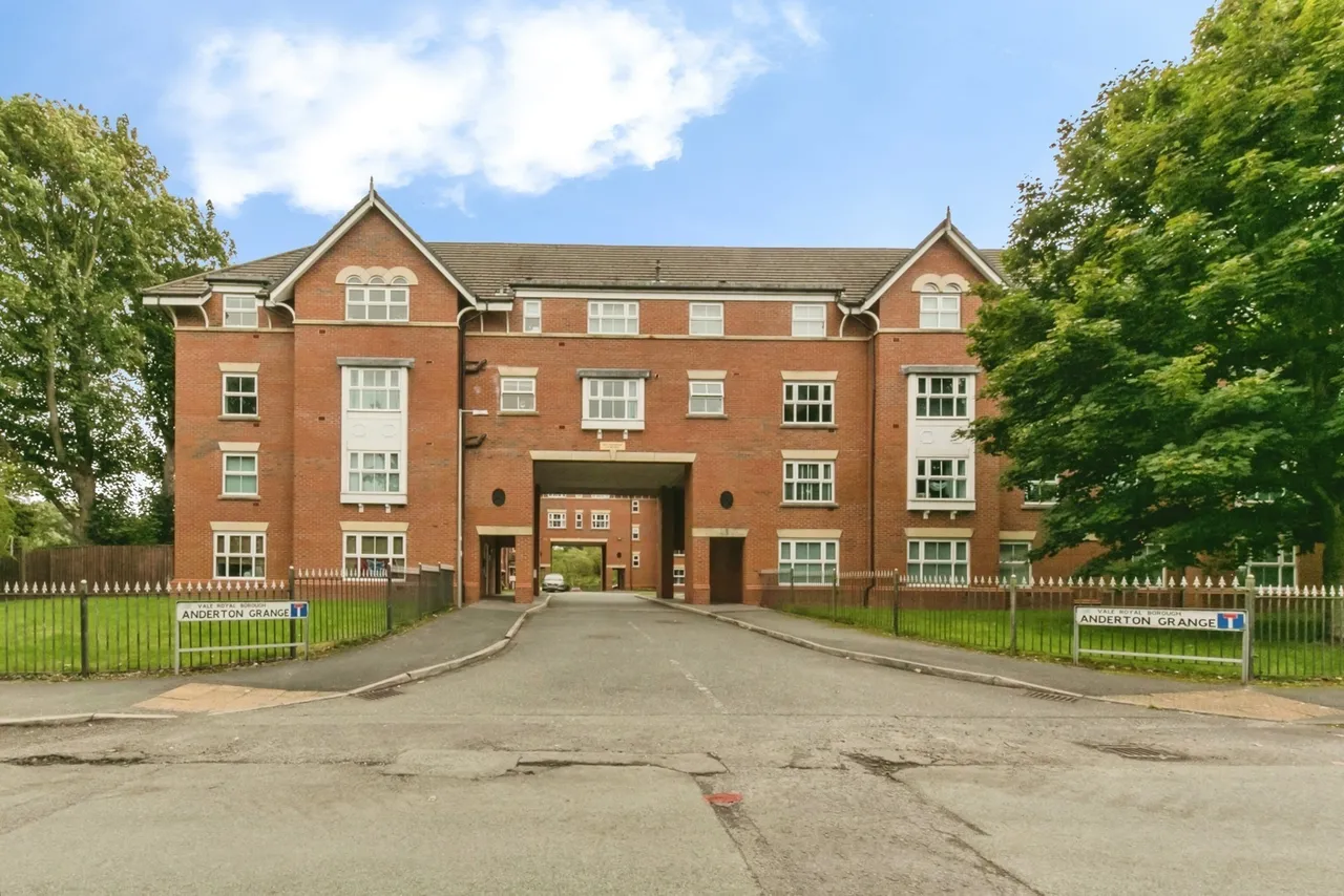 2 bed flat for sale — Anderton Grange, Hollands Road, Northwich, Cheshire, CW9