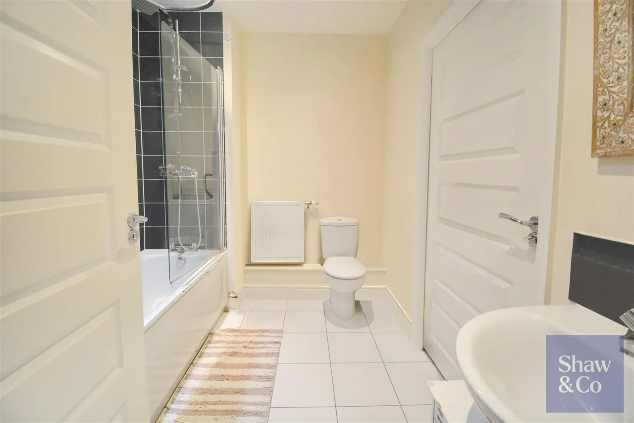 Mayfair Court, Heston, photo 9