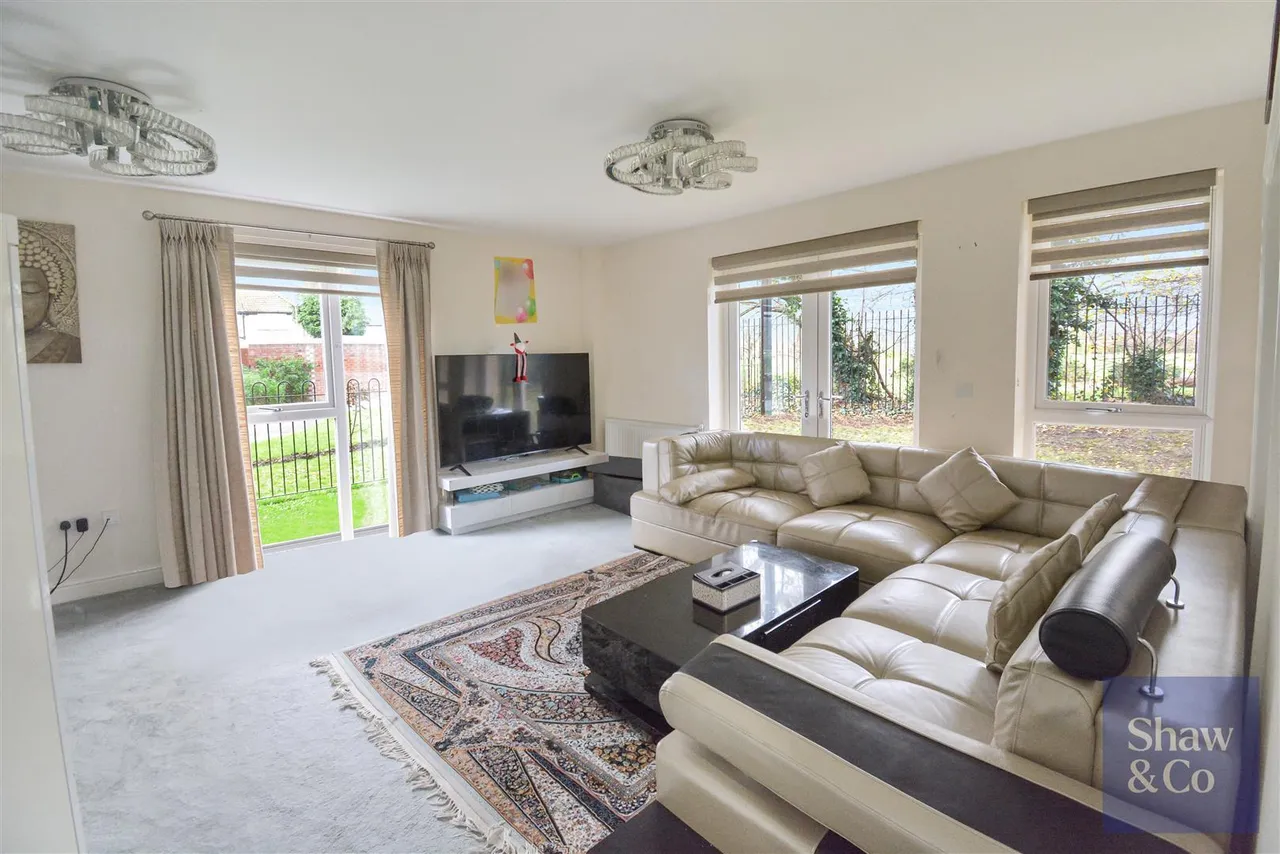 Mayfair Court, Heston, photo 2