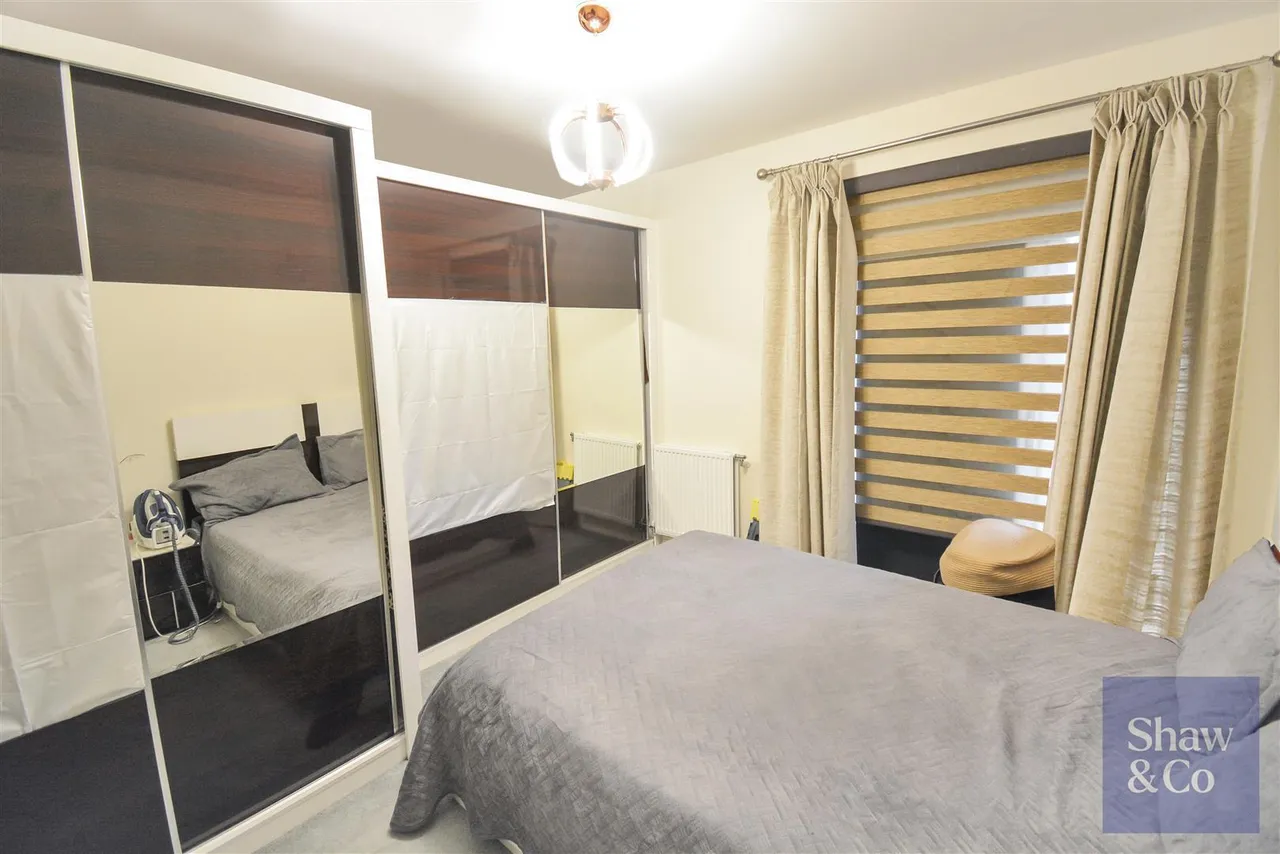 Mayfair Court, Heston, photo 7