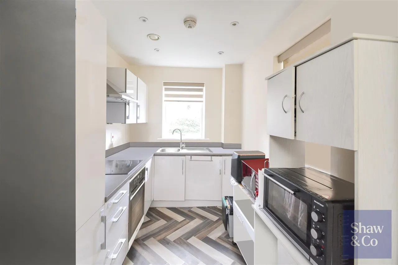 Mayfair Court, Heston, photo 3