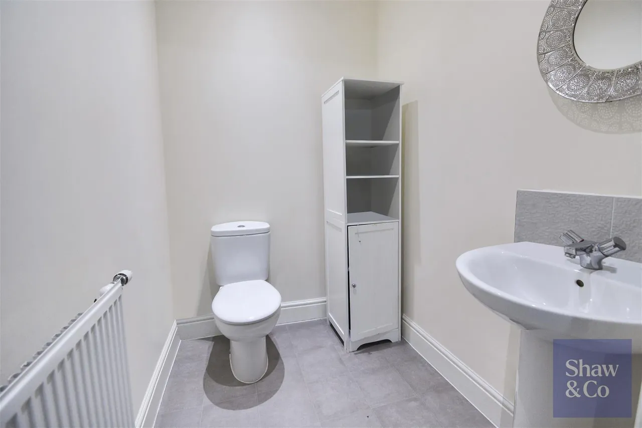Mayfair Court, Heston, photo 6