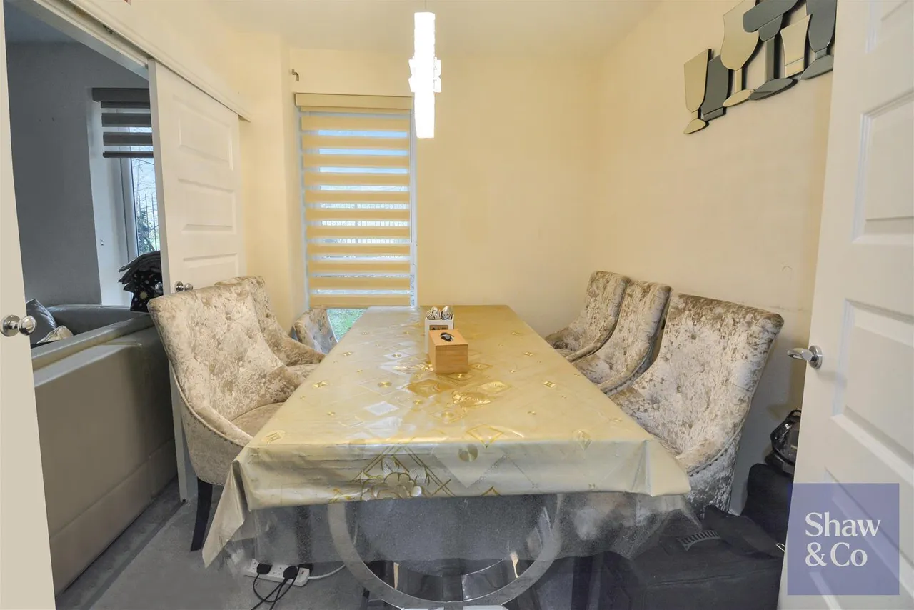 Mayfair Court, Heston, photo 5