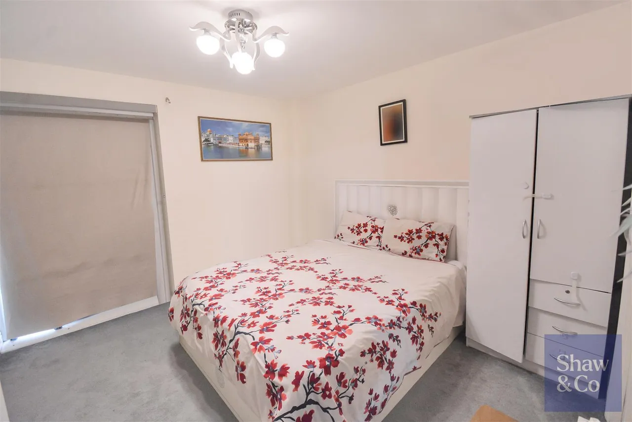 Mayfair Court, Heston, photo 8