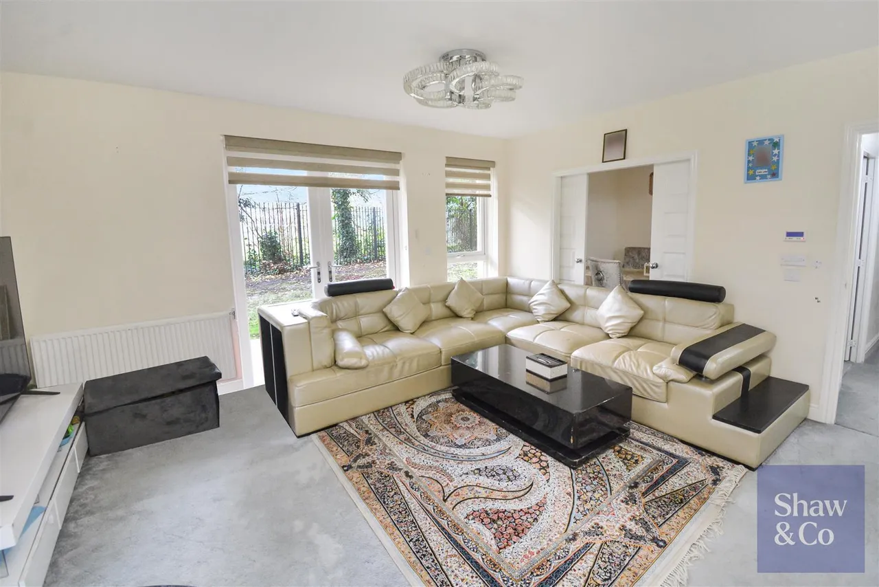 Mayfair Court, Heston, photo 4