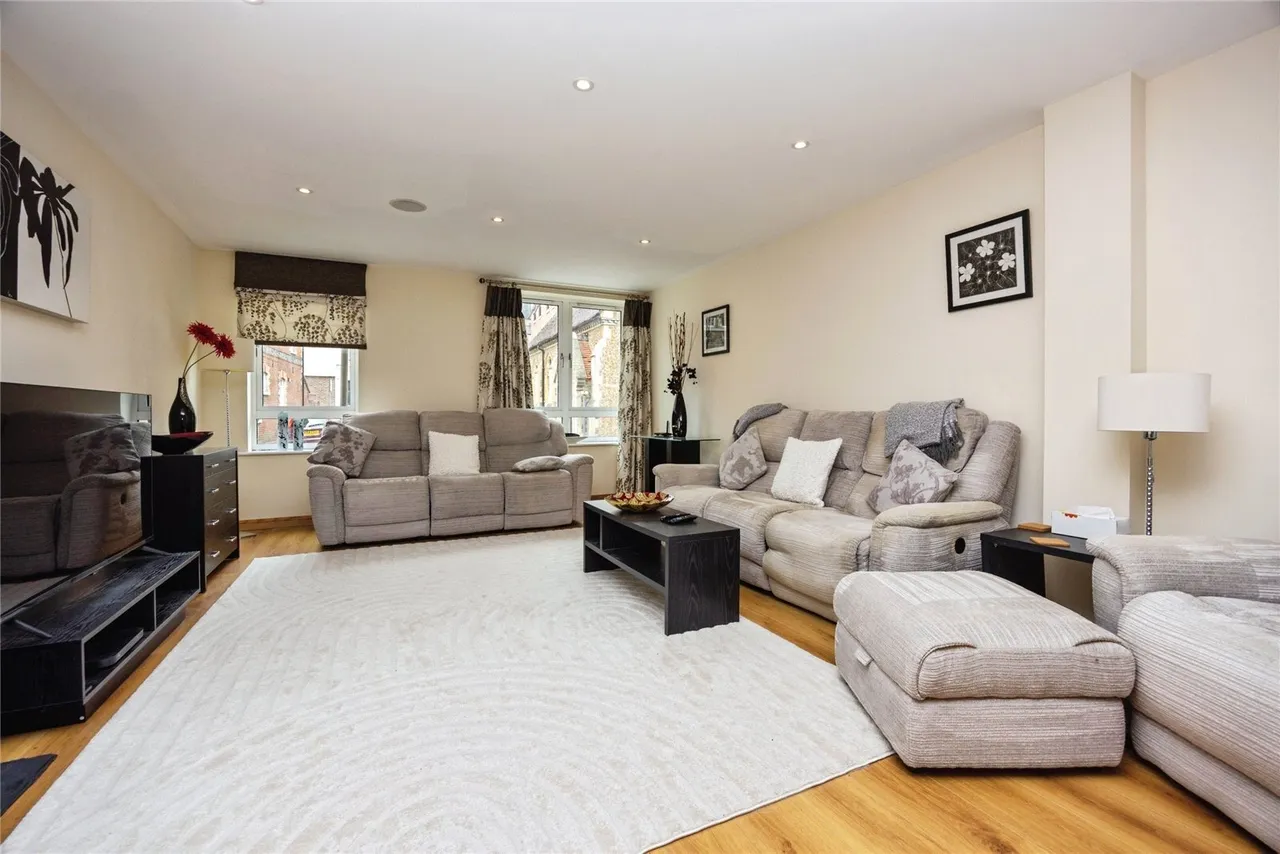 Martyr Road, Guildford, GU1, photo 2