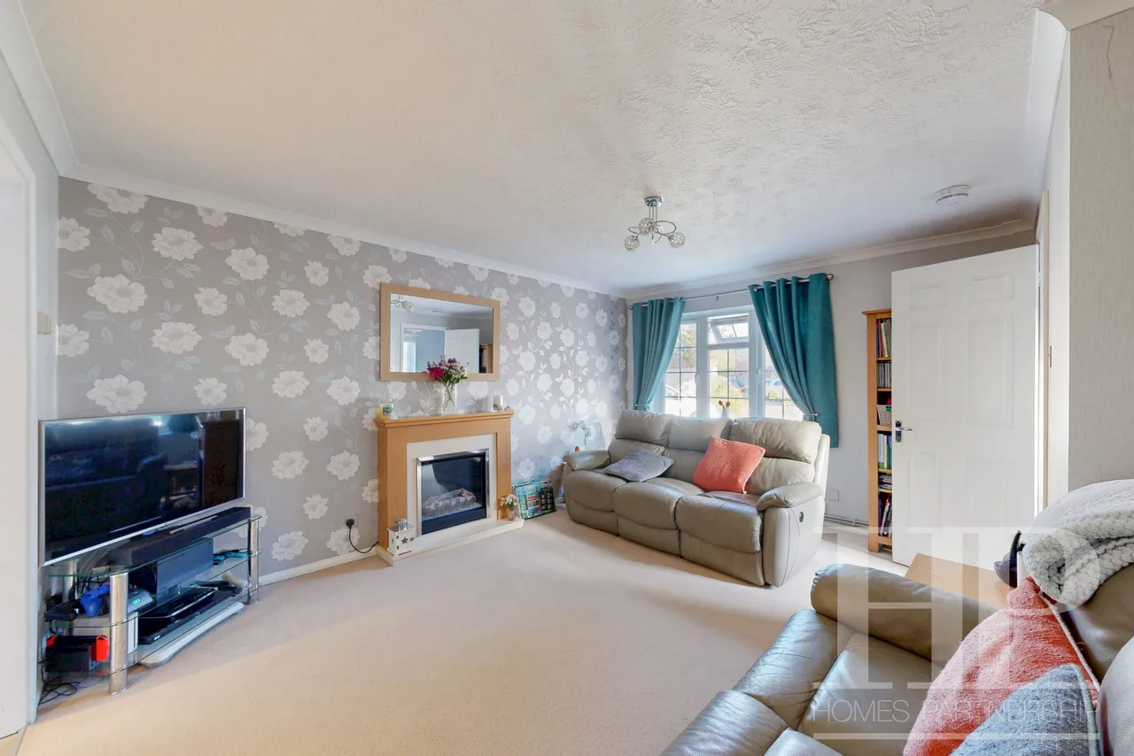 Stirling Close, Maidenbower, RH10, photo 2
