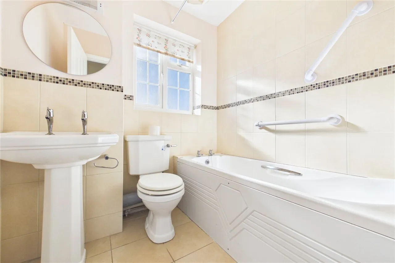 Englefield Road, Theale, RG7, photo 12