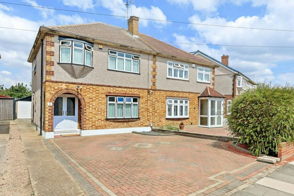 3 bed house for sale, Moray Way, Romford, RM1