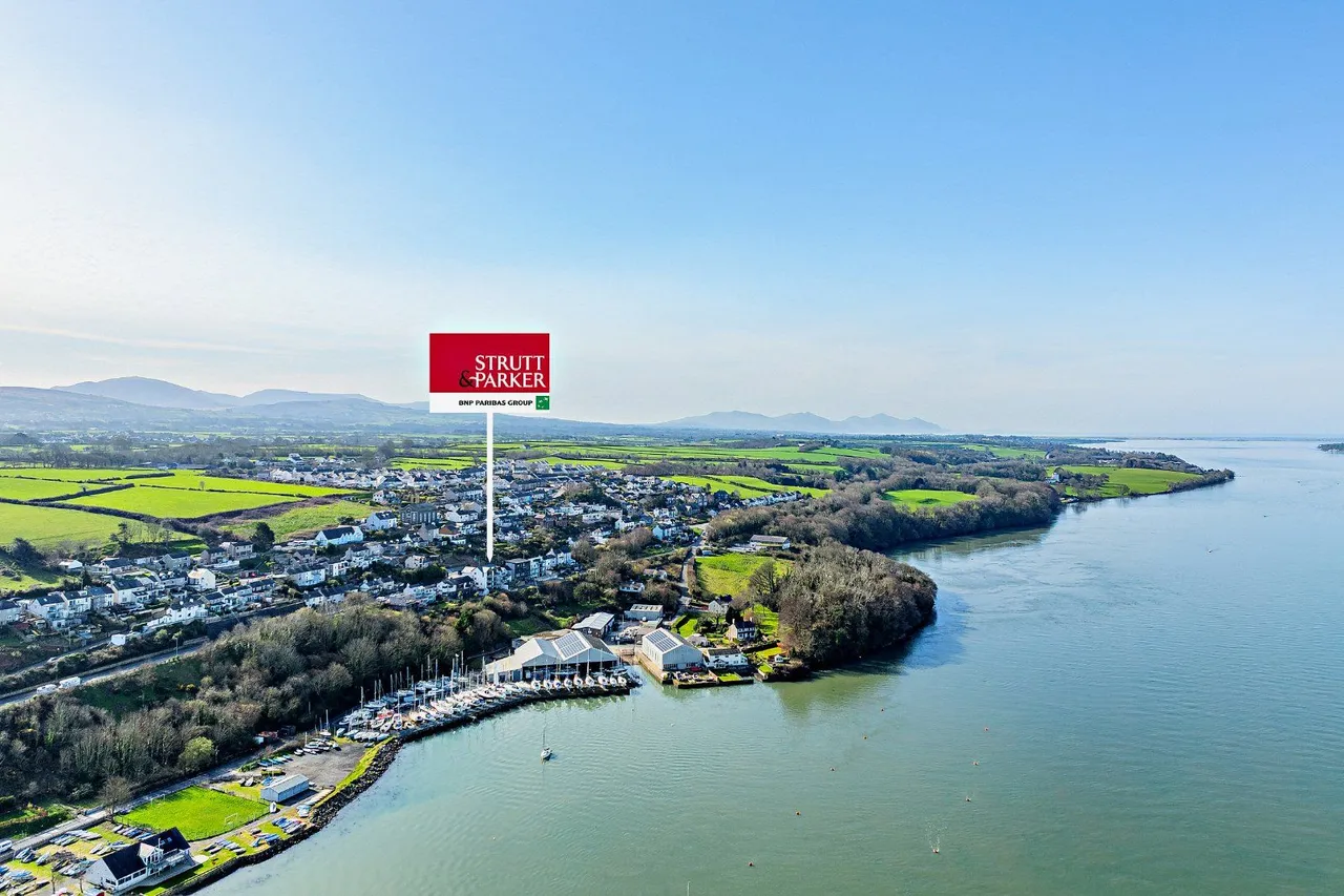 3 bed flat for sale — Caernarfon Road, Y Felinheli, Gwynedd, LL56 4RZ