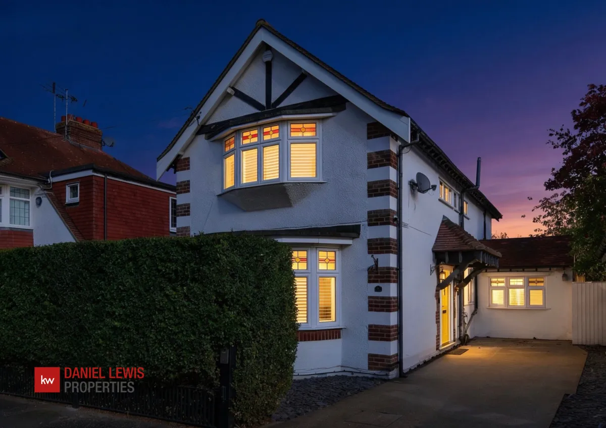 4 bed house for sale, Kenilworth Gardens, Loughton, IG10