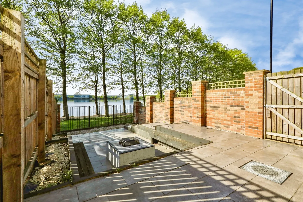 Lake View, Lakeside, DN4, photo 3