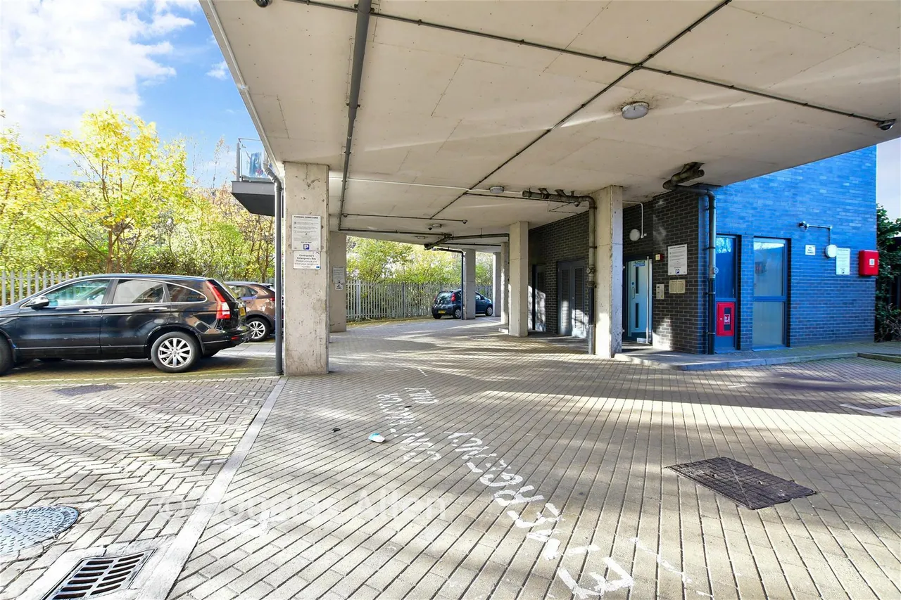 2 bed flat for sale, Mill Road, Ilford, IG1