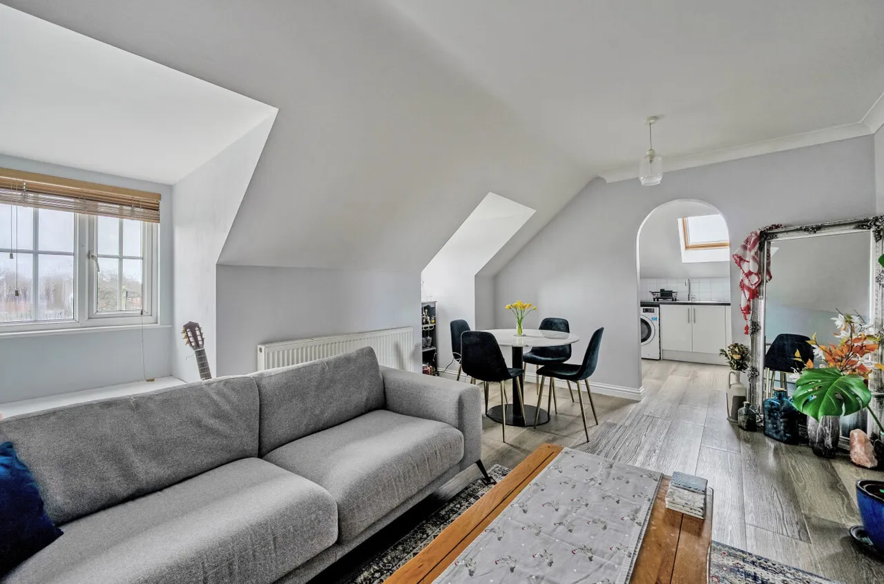 2 bed flat for sale — Roebuck Estate, Binfield, Bracknell, Berkshire, RG42 4DD