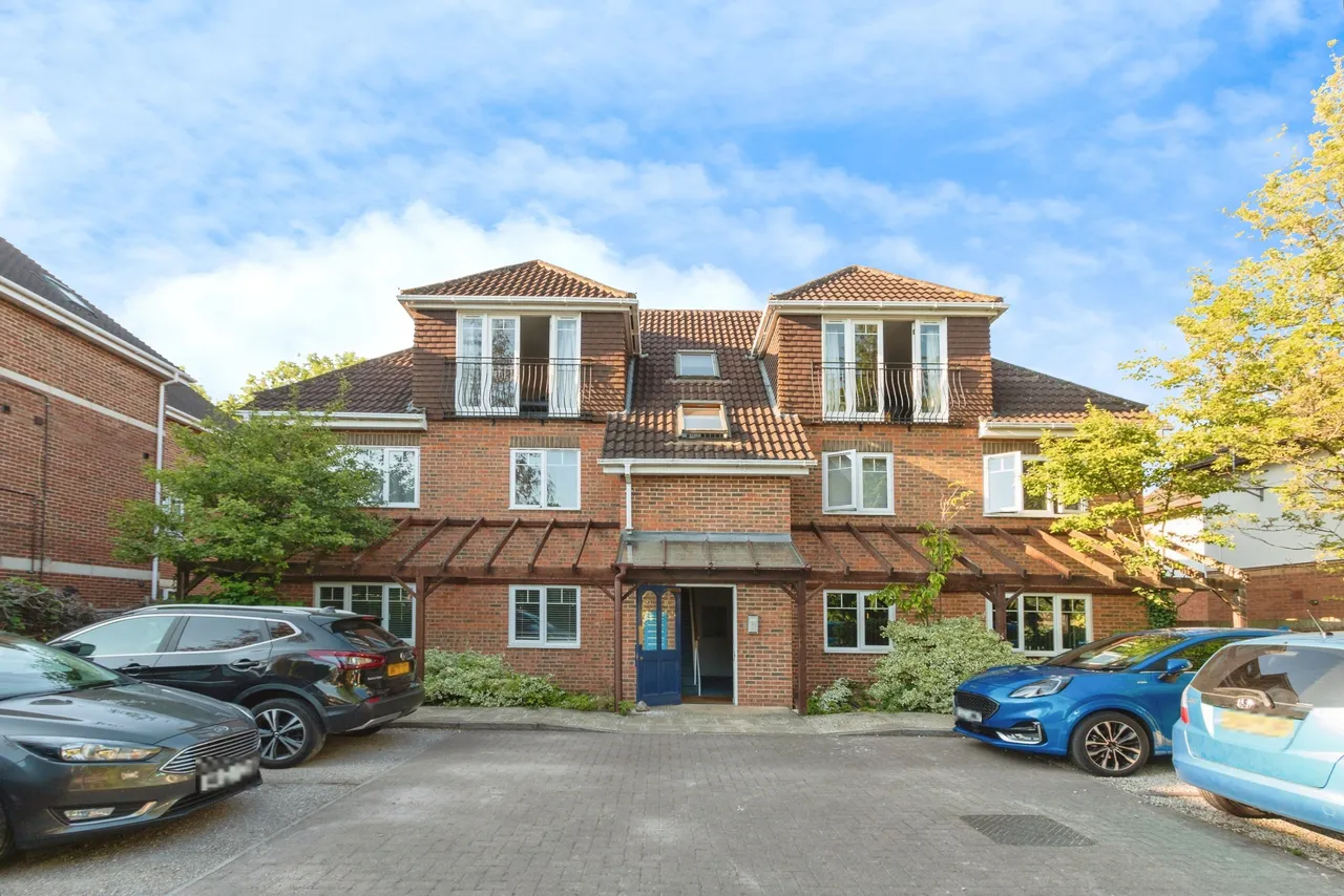 1 bed flat for sale, Yorktown Road, Sandhurst, GU47