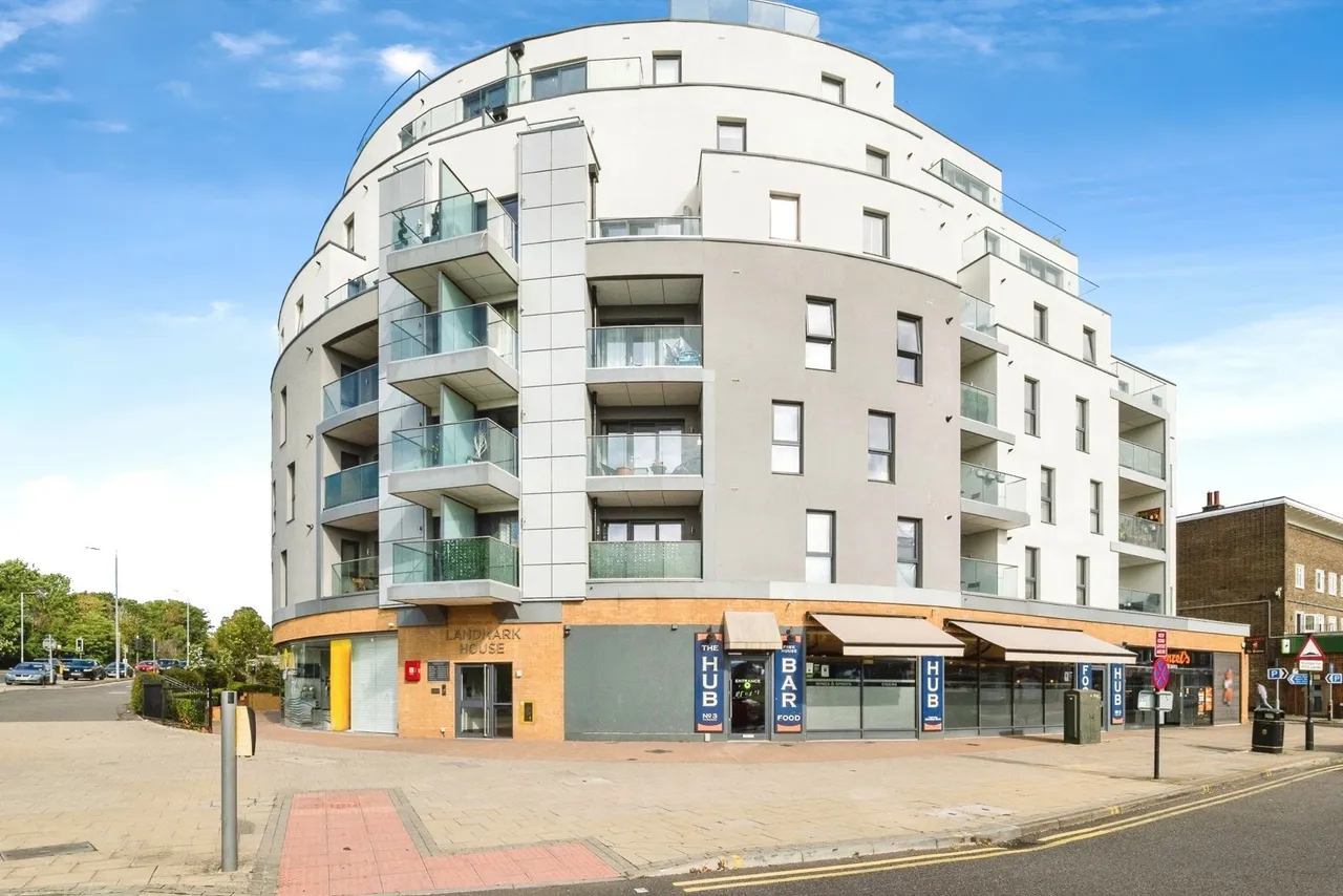 2 bed flat for sale — The Broadway, LOUGHTON, Essex, IG10