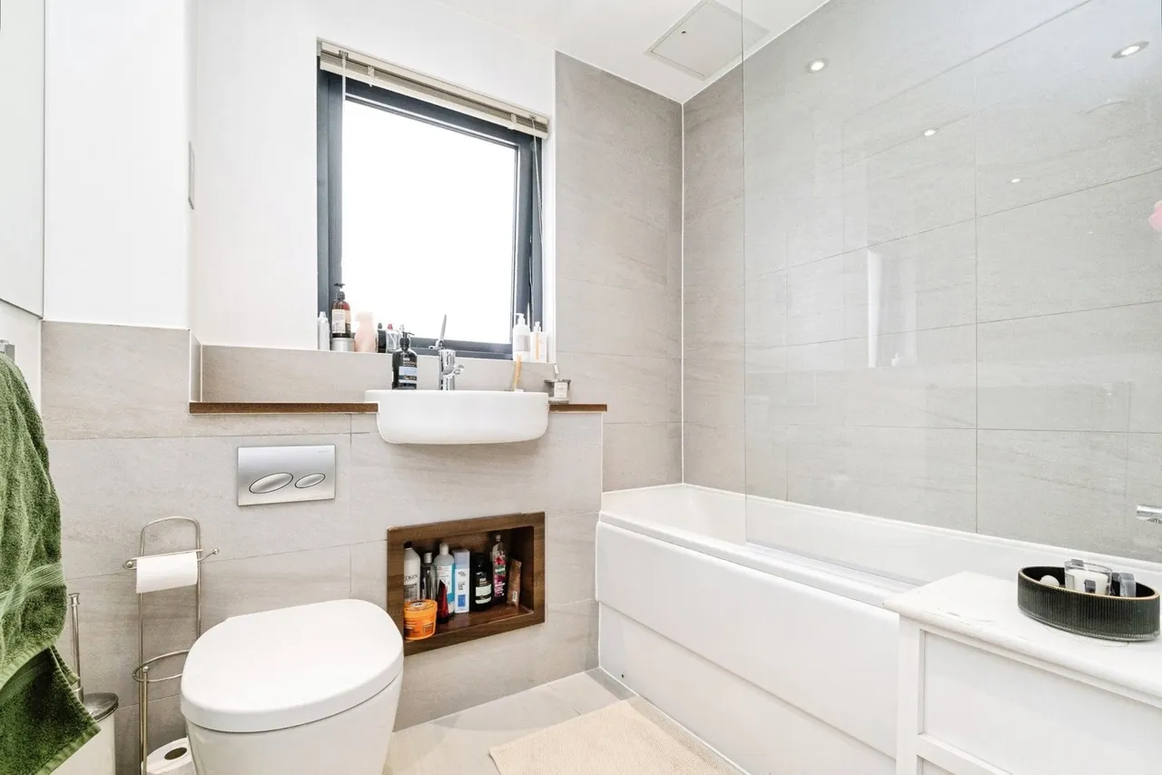 The Broadway, LOUGHTON, Essex, IG10, photo 13