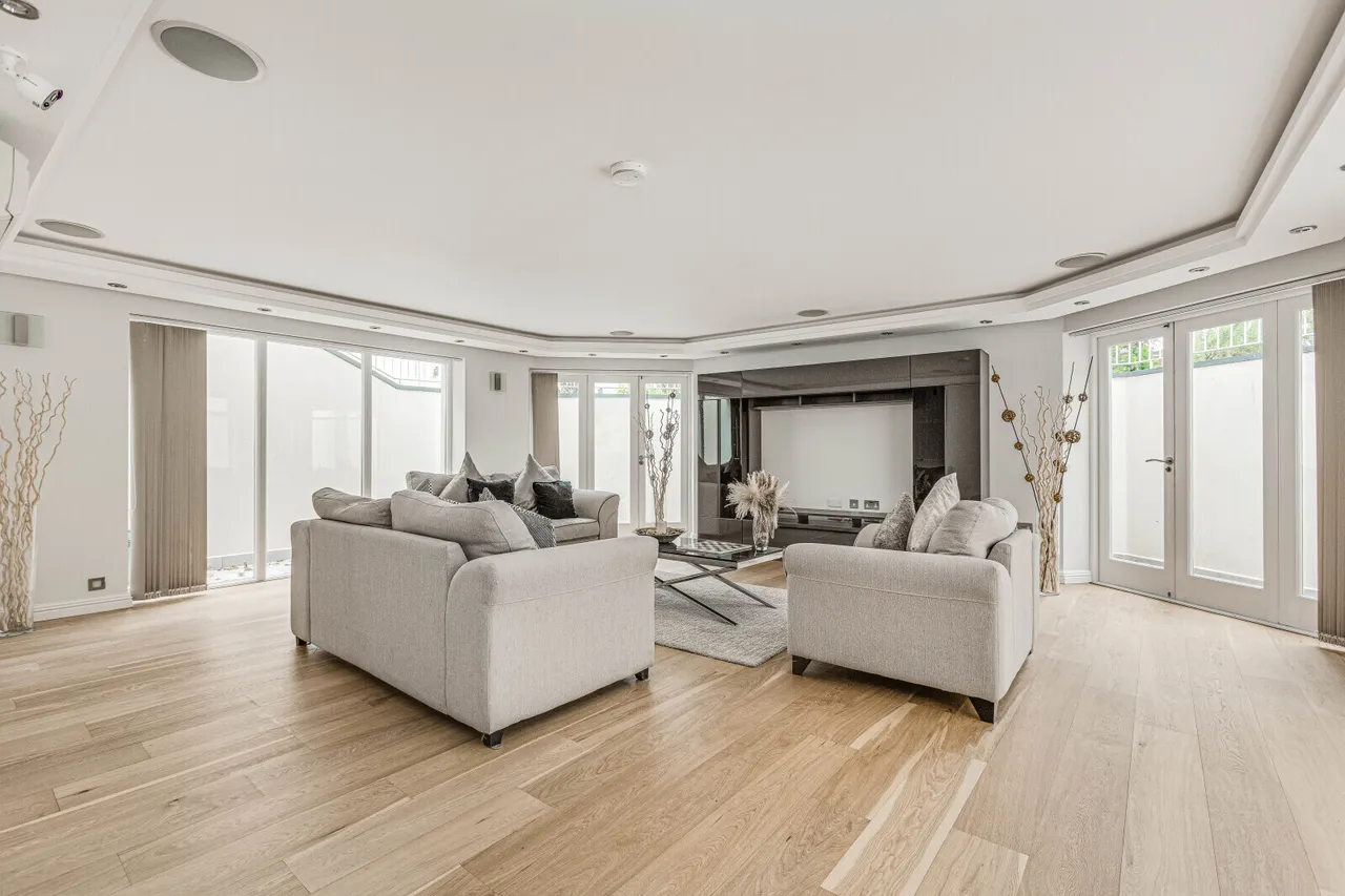 Fulham Palace Road, London, SW6, photo 3