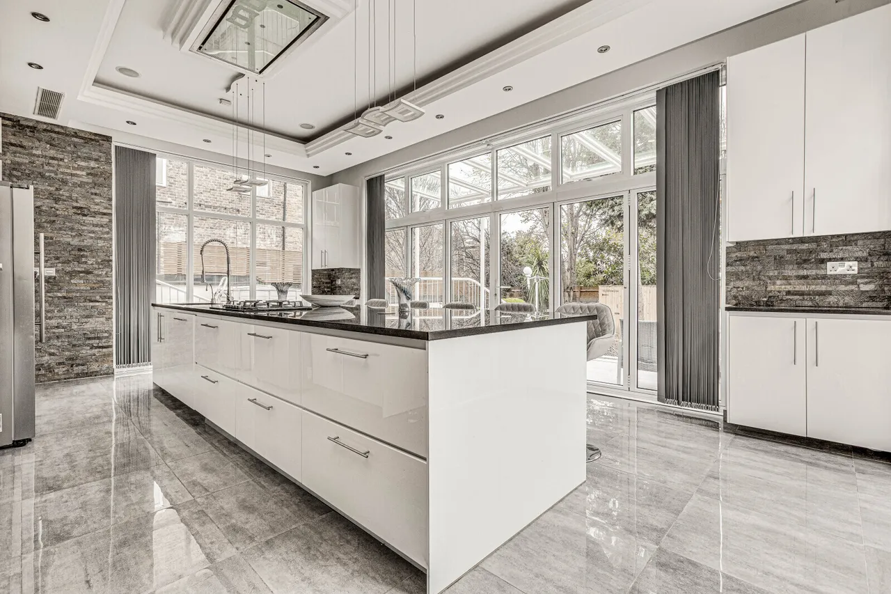 Fulham Palace Road, London, SW6, photo 4