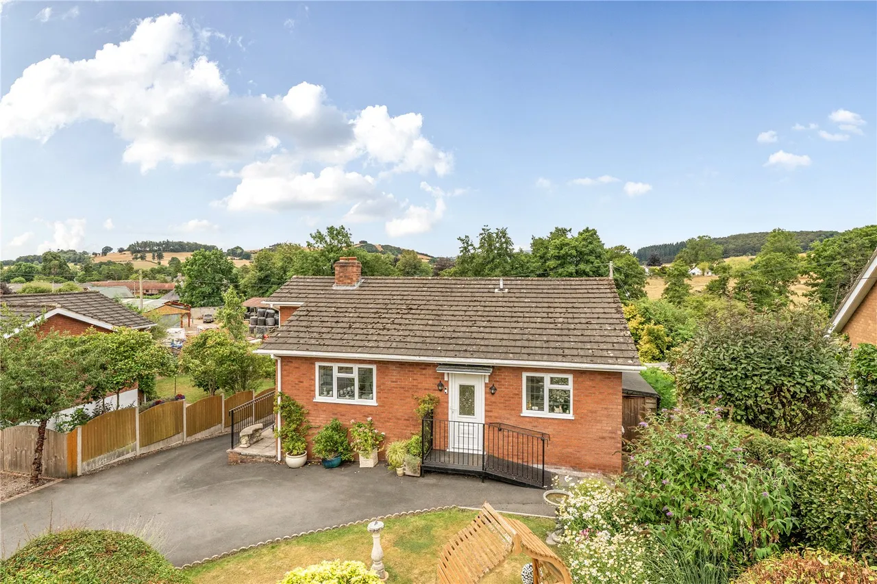 3 bed house for sale — Mill Street, Aston-on-Clun, Craven Arms, Shropshire, SY7 8EN