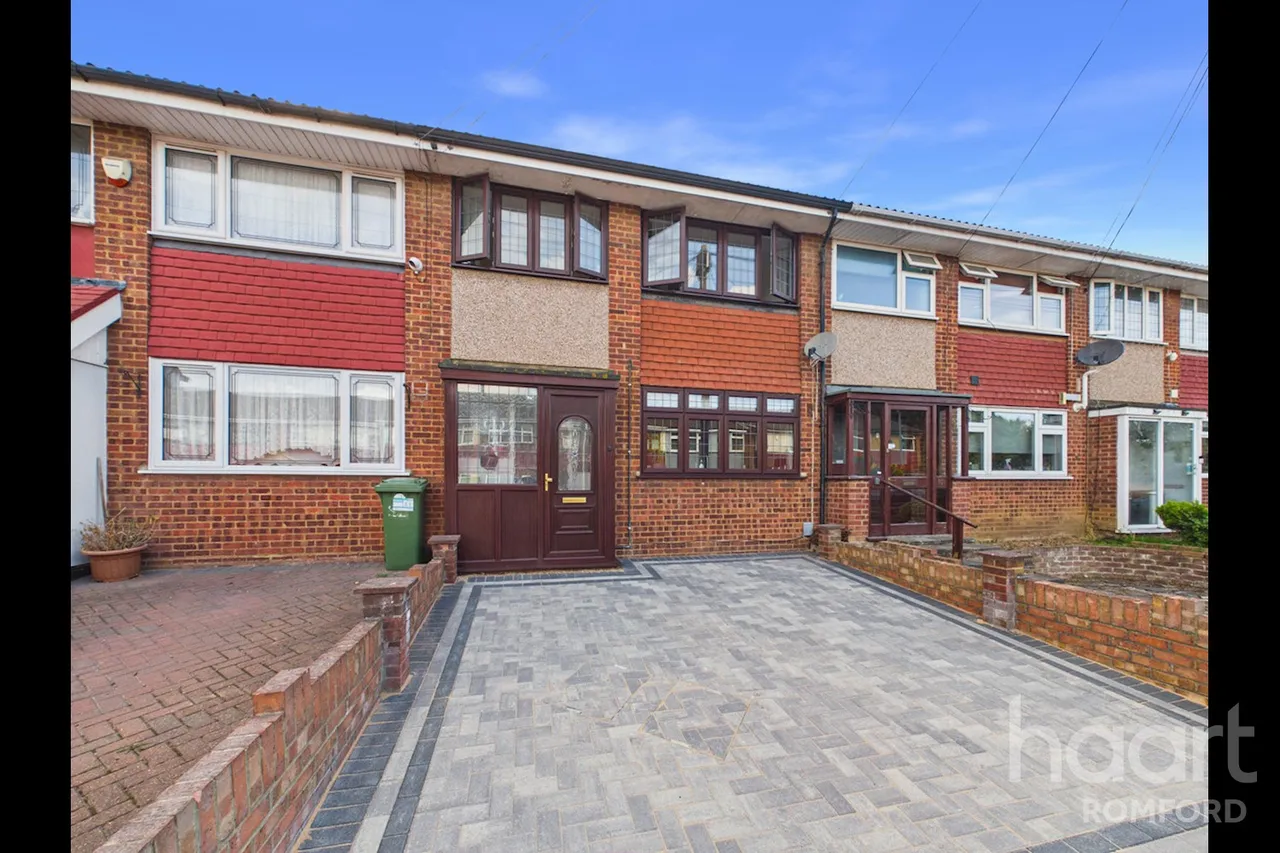 3 bed house for sale, Great Cullings, Romford, RM7