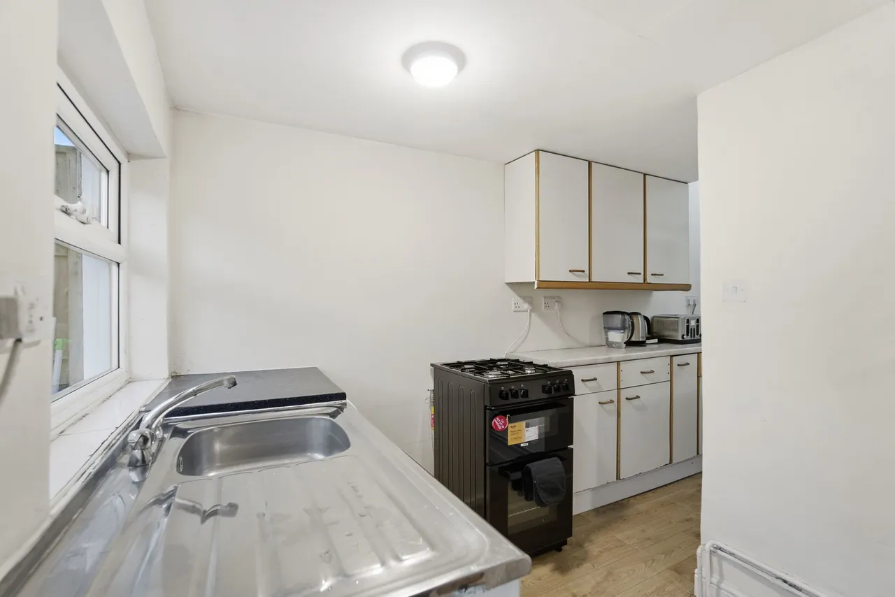 Cross Lances Road, Hounslow, TW3 2AA, photo 12