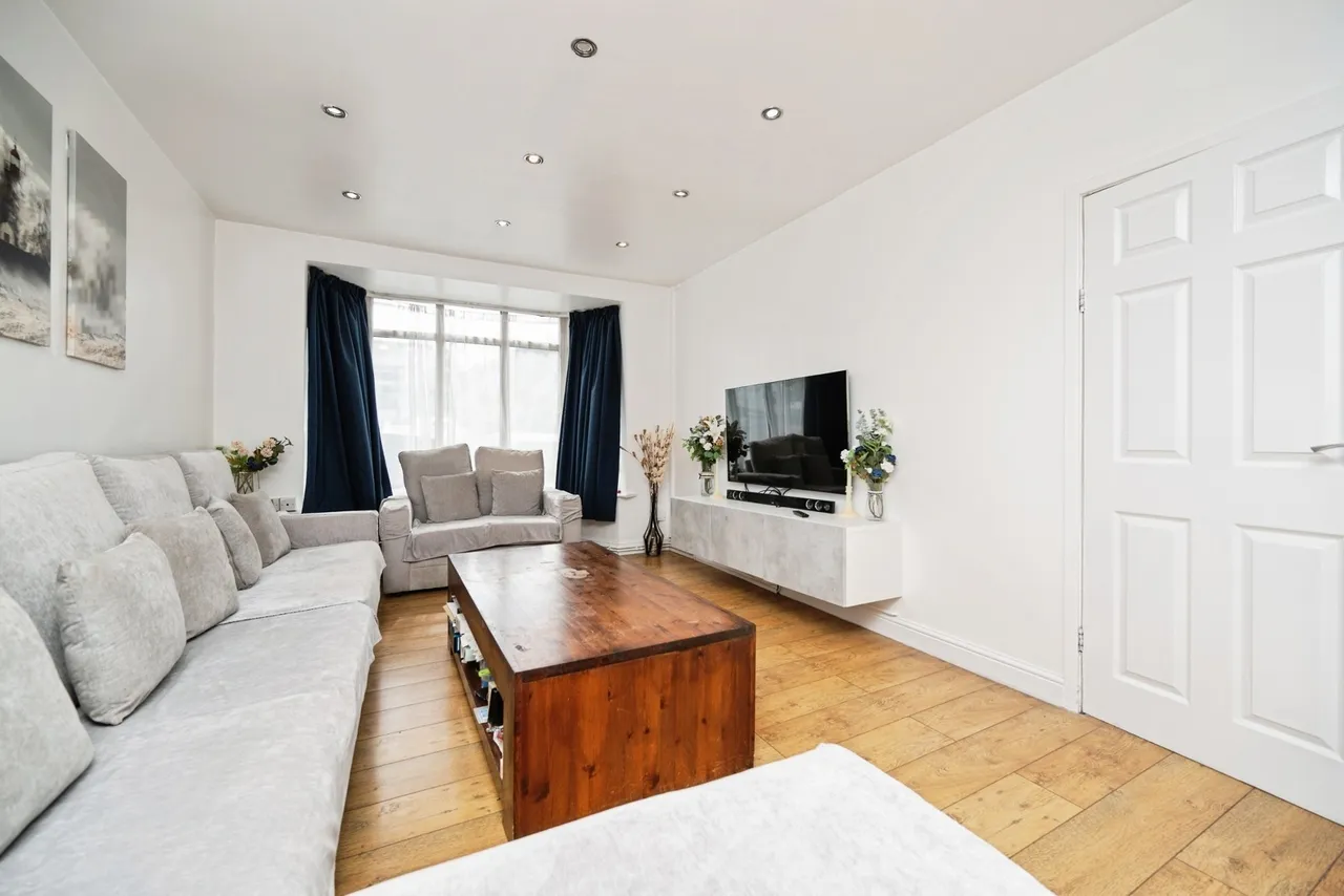 Woodcroft Avenue, B20, photo 4