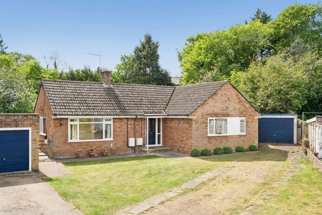 3 bed house for sale — Byeways Close Knowl Hill, Reading RG10 9YL