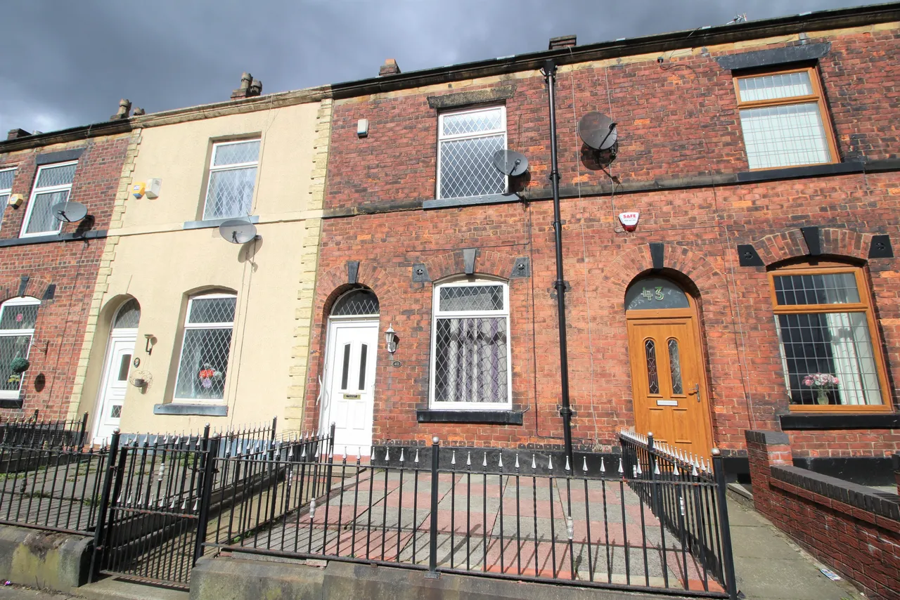 2 bed house to rent — Shaw Street, Bury, BL9