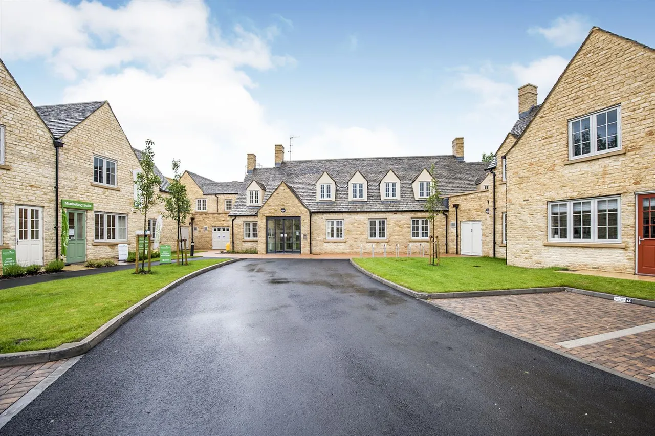 2 bed flat for sale, Fosseway, Stow on the Wold, GL54