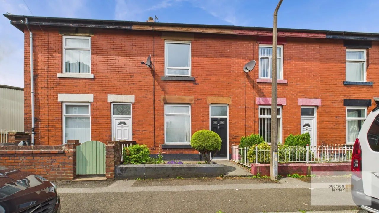 2 bed house for sale — Chesham Crescent, Bury, BL9 6BX