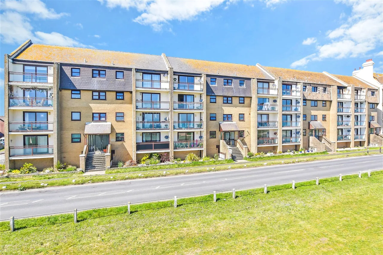 2 bed flat for sale, Grand Parade, Littlestone, TN28