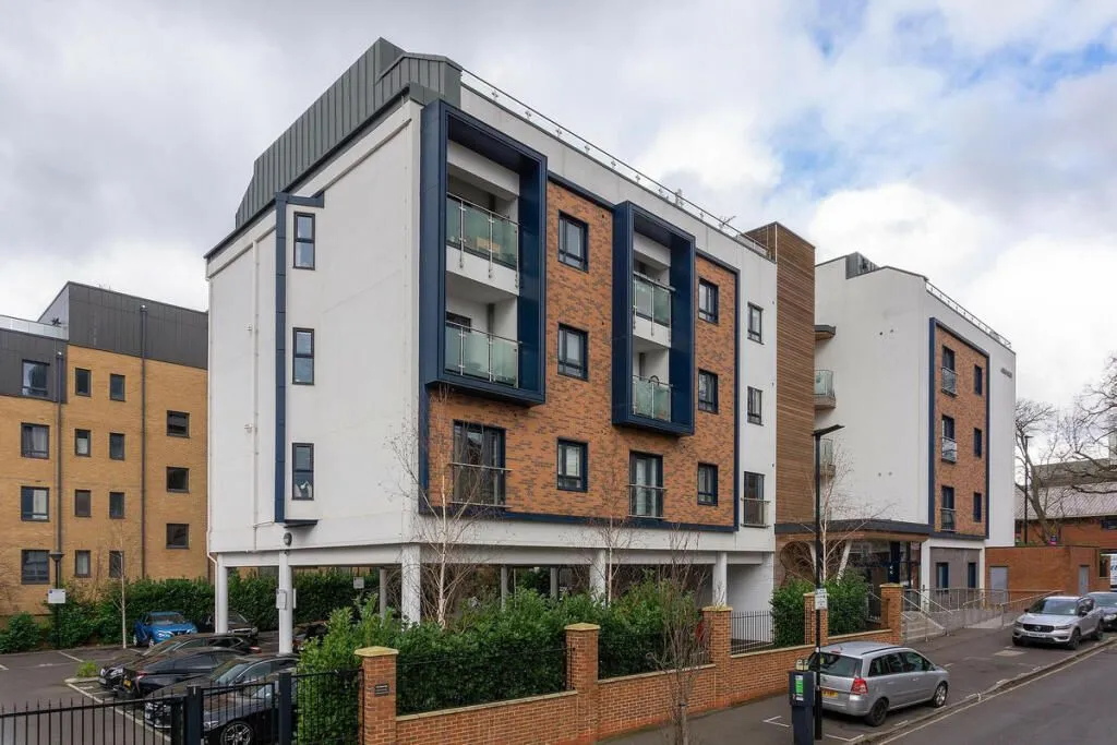 1 bed flat to rent — Grove House, London Road, TW7