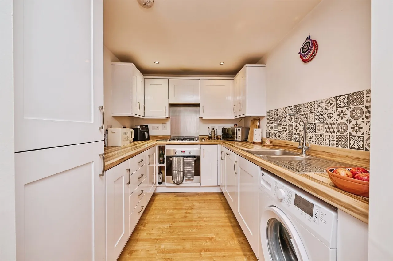Buttercup Avenue, St. Neots, PE19, photo 3