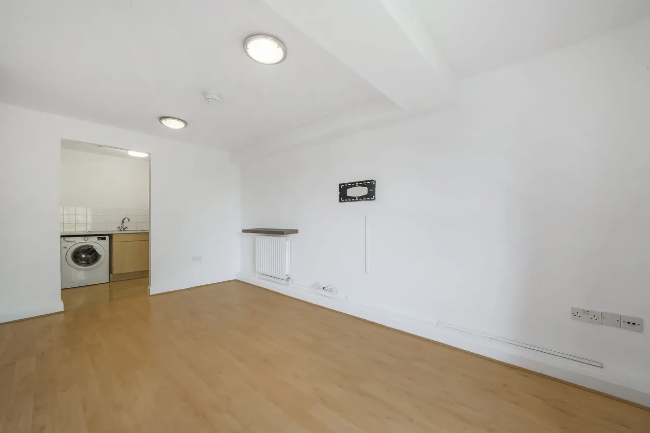 Flat 27 Washbourne Court, 14 Acton Close, London, N9 7DW, photo 5