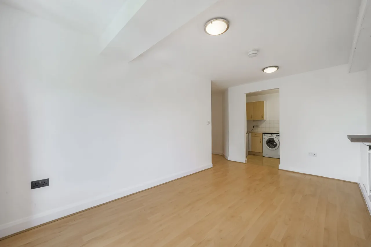 Flat 27 Washbourne Court, 14 Acton Close, London, N9 7DW, photo 3