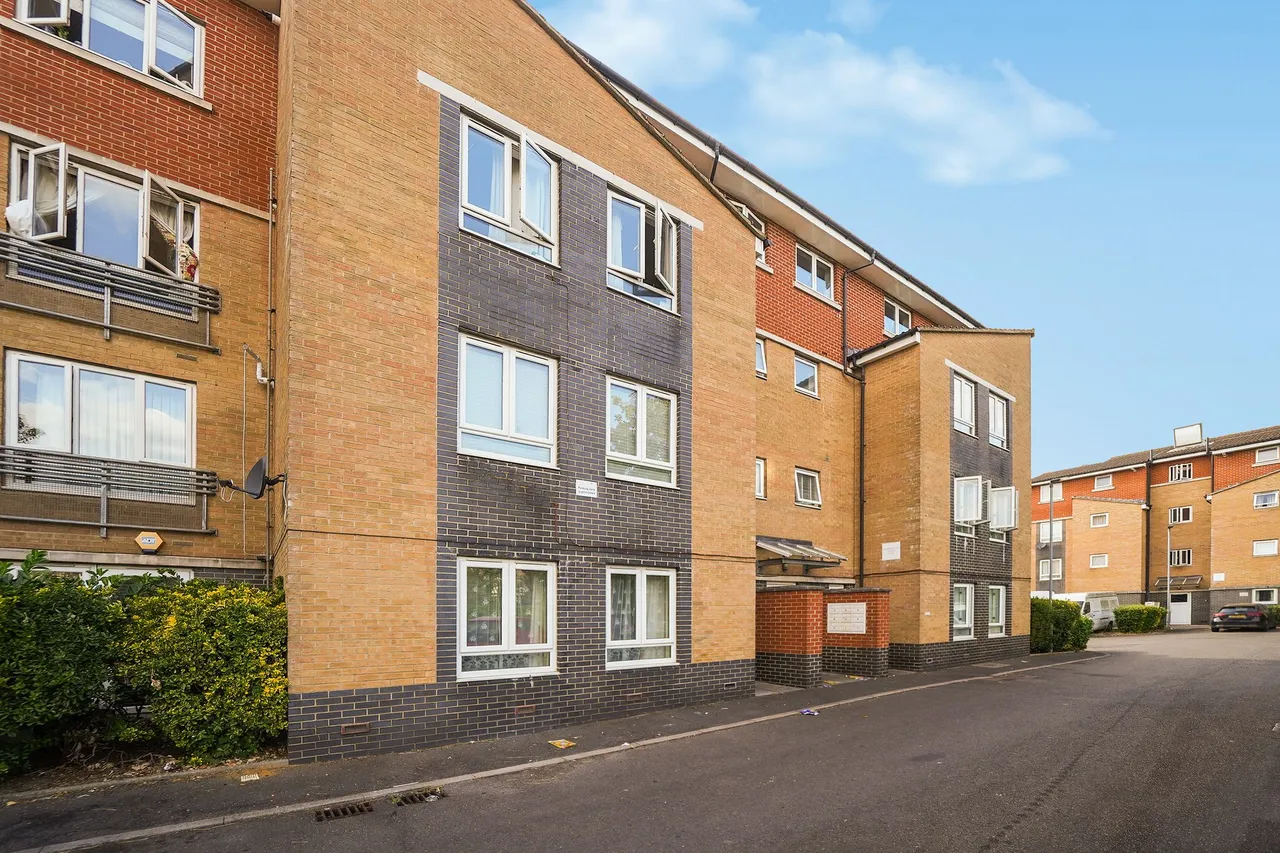 2 bed flat for sale — Flat 27 Washbourne Court, 14 Acton Close, London, N9 7DW