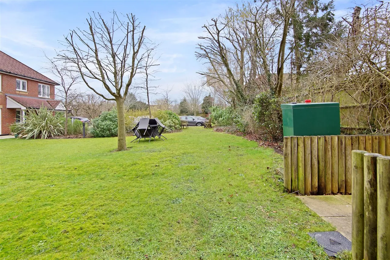Penlee Close, Edenbridge, TN8, photo 13