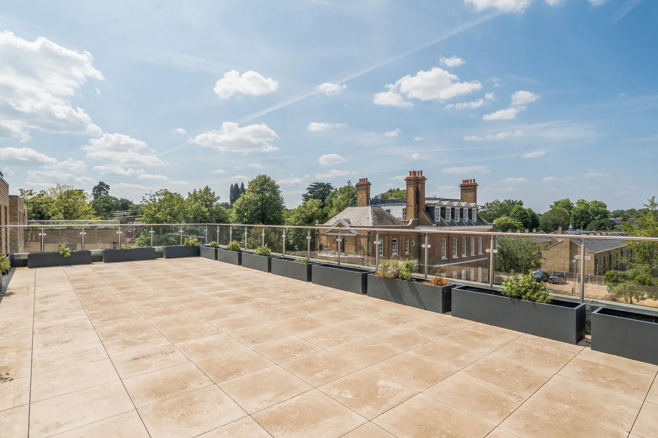 2 bed flat for sale, Ashley Road, Epsom, KT18