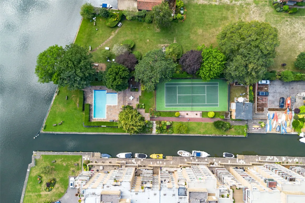 4 bed house for sale — Fairways, Teddington, TW11 9PL