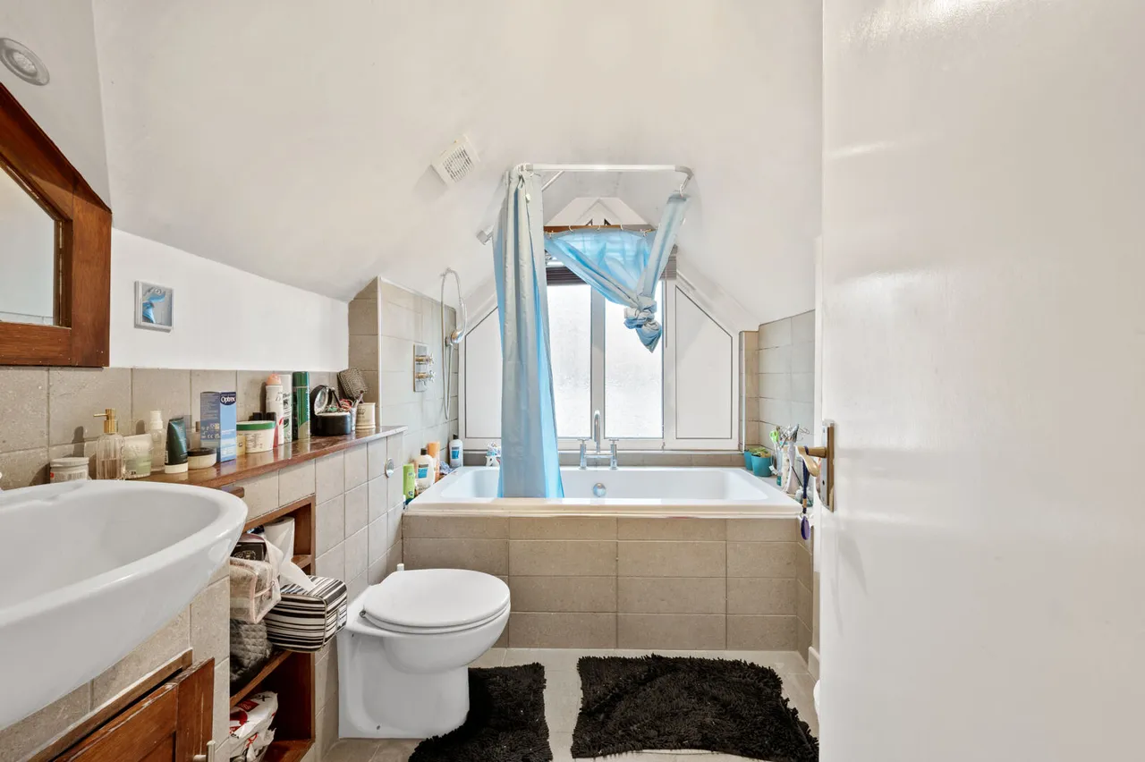 Cannon Close, Raynes Park, SW20, photo 9