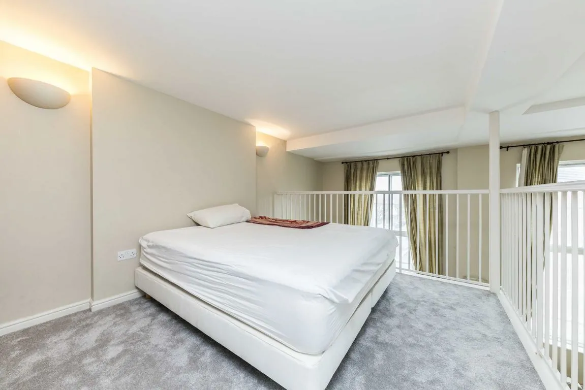 Garratt Lane, SW18, photo 5